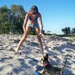 jugando en la arena con ella