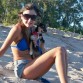 posando con ella.