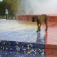 En su salsa por el agua, detras de la pelota.