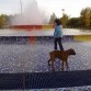 Mí niña con su perrito, ná hechandose un paseo por la fuente.