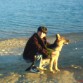 mi perro y yo en orillas de un lago donde vivo