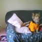 En esta foto esta con su camisita naranja.En el sofa ¡le gusta mucho estar en el sofa!
