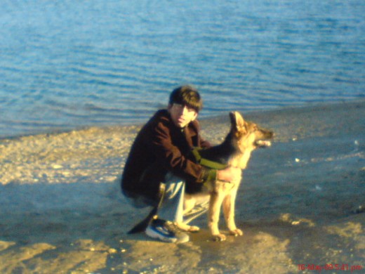 mi perro y yo en orillas de un lago donde vivo