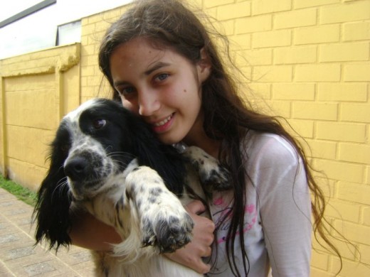 Aqui  junto a mi pequeña hermana :3
Un día de locos, jugando con unas amigas tirándonos bombitas de agua y la Dayra tambien aportaba corriendo con nosotras :)