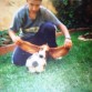 En su primer año en casa. Jugando con la pelota y demostrando sus largas orejas.