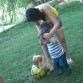 Penny jugando a la pelota con Angelo y Lara. 