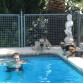 Toda la tropa en la piscina.