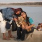 en la playa con su mami y hermanita...