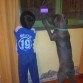 Mateo y su perro ciro esperando los dos para salir a jugar