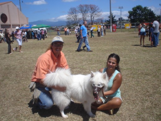 Aqui estamos Ares y yo en una exhibición de perros en Curridabat,tenia puesto el bozal x q aunque no lo crean es super celoso y el muchacho queria verlo.
