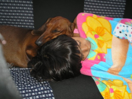 la de la foto soy yo pero estoy dormida en un auto con mi perrita jajaj