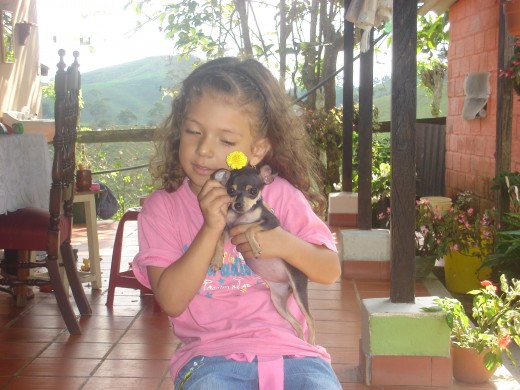 MI HIJA CON SU PINCHER MINIATURA 