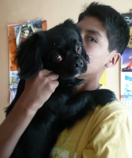 Una foto de él con mi hermano, parece un peluche con esos ojotes :D Una foto de él con mi hermano, parece un peluche con esos ojotes :D