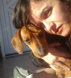 Mi lola y yo los domingos en el porche tomando el sol