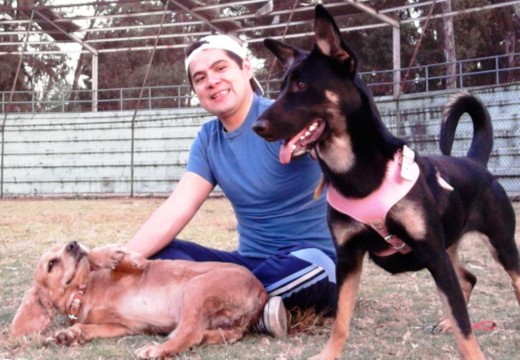 Monis con su hermano Cokito en el parque