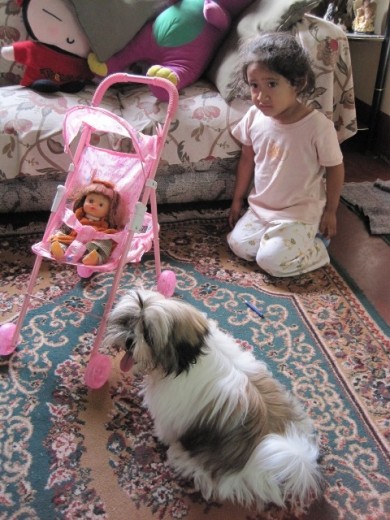 Jugando con la nena de la casa Jugando con la nena de la casa