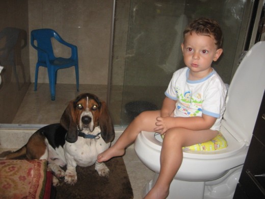 Entrenando para ir al baño....... acompañado por su guardaespaldas!!!!!! Entrenando para ir al baño....... acompañado por su guardaespaldas!!!!!!