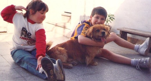 Mi hermana y yo con Pilín cuando era cachorro.